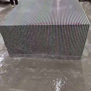 九江芝麻白毛板荒料切割